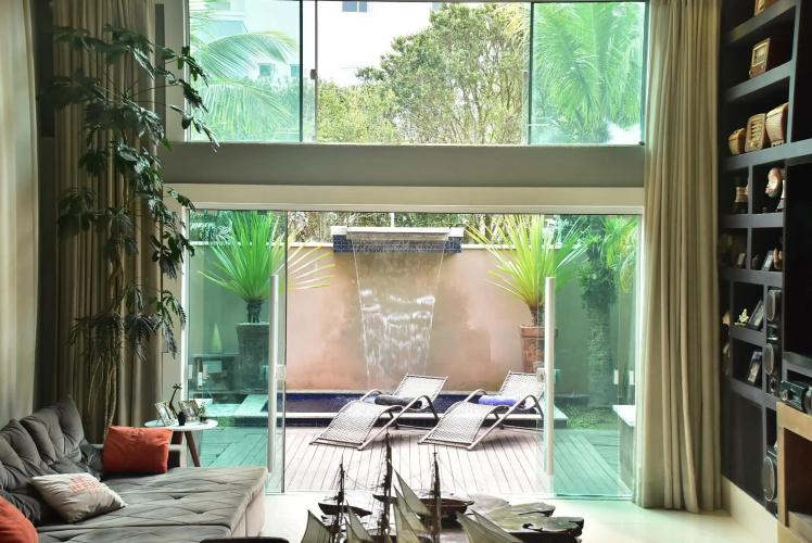 Lindas casas com piscina poucos metros do mar para 18 pessoas