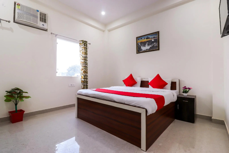 OYO 61176 Phenix Inn