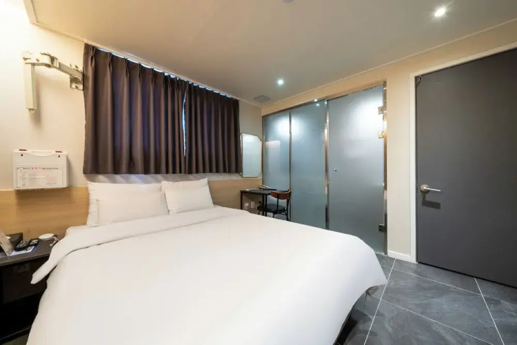 Jongno M and Lucky Hotel