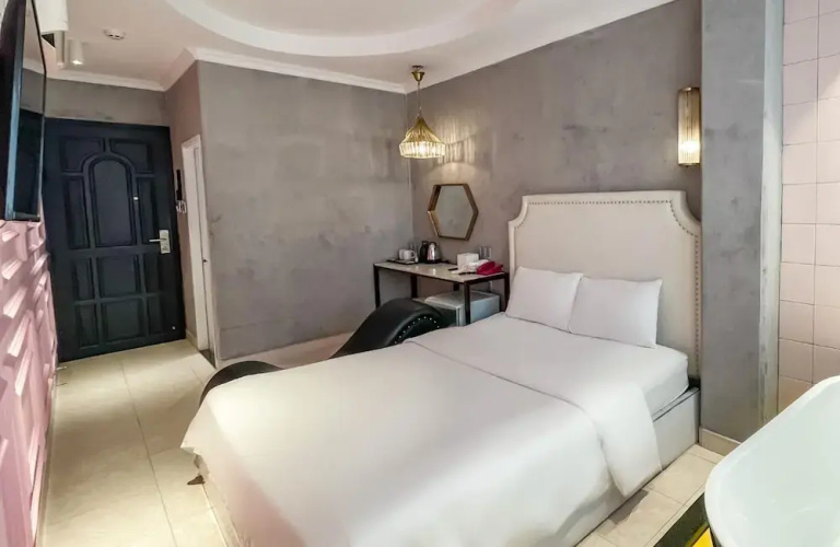 A In Hotel Del Luna