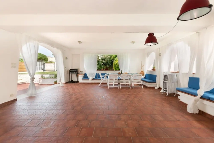 6 Bedrooms Villa