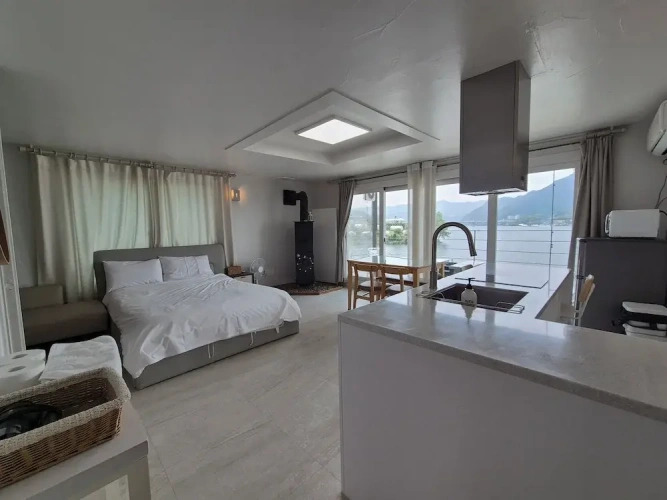 1 Bedroom Standard Double room with balcony