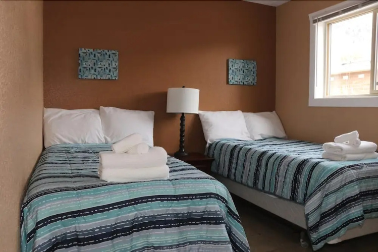Lakefront Cottage at Nk'mip Campground - 4 Br Cabin