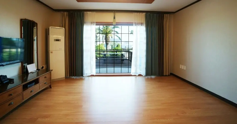 2 Bedrooms Standard Family room with ocean view