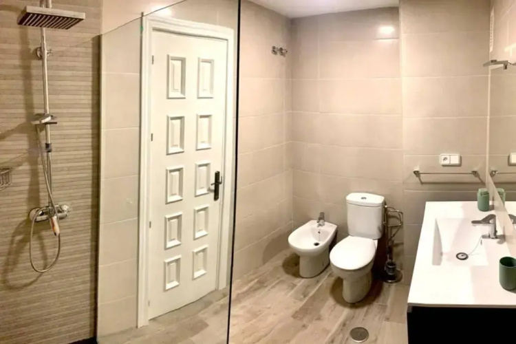 Amplio apartamento junto al mar