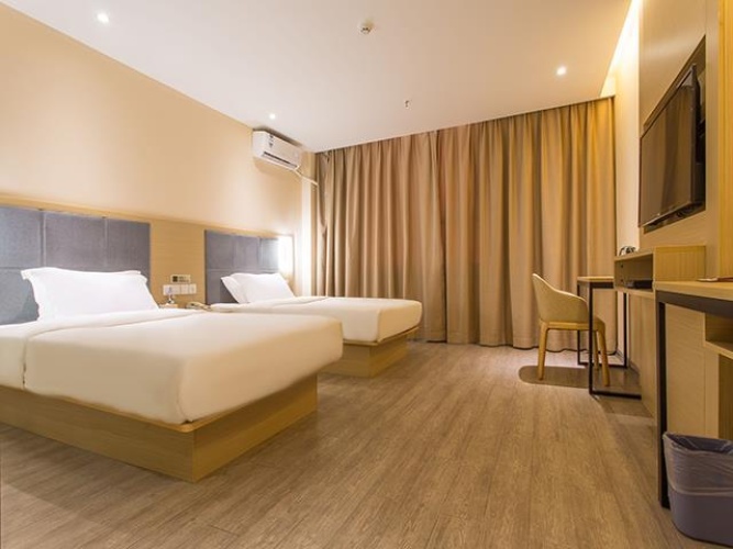 Standard Twin room with city view