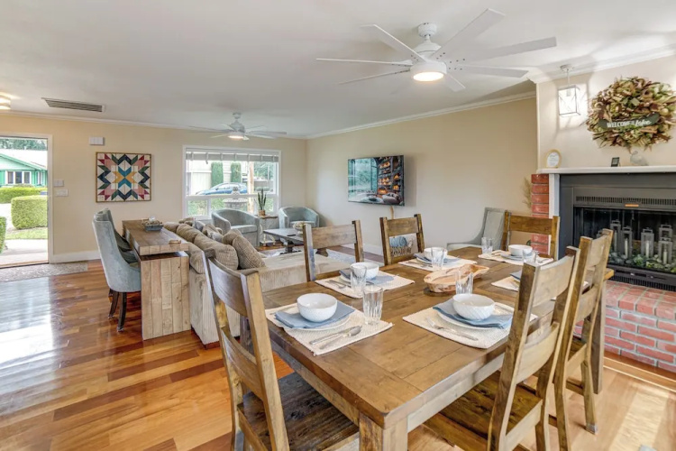 Waterfront Clear Lake Home w/ Game Room & Deck!