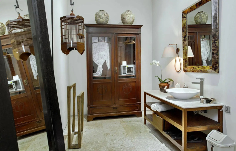 Room & Vespa Suite 2