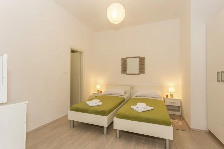 Studio Leon-Sara with shaded patio and garden view