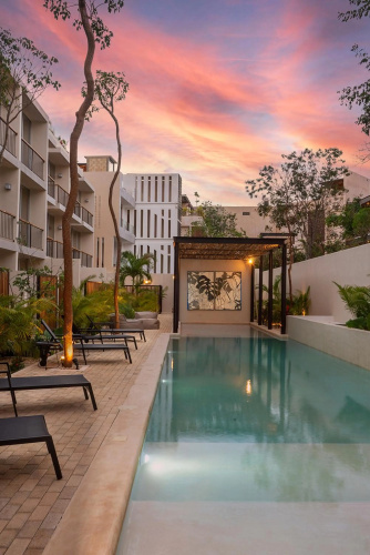 Studio wterrace, hammock, and pool access