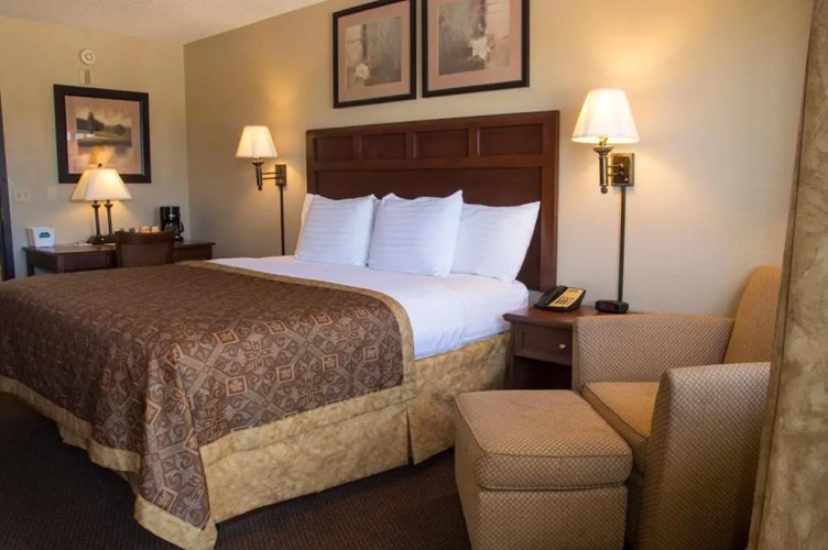 Greenlight Inn & Suites
