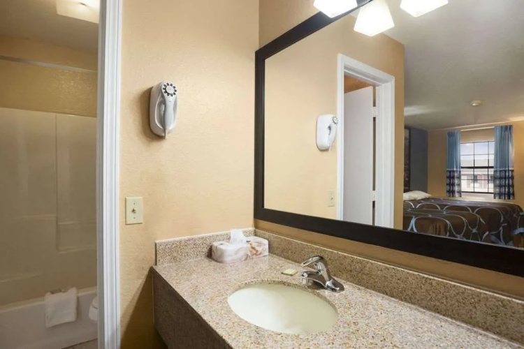 Super 8 By Wyndham Henryetta