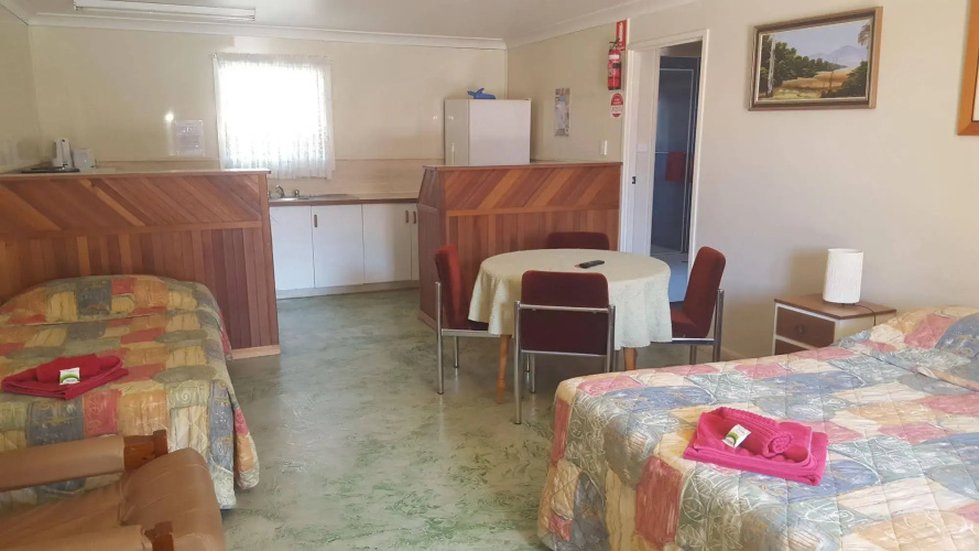 Bronco Motor Inn