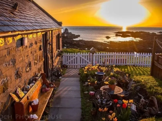 Cottage with balcony and with sea view