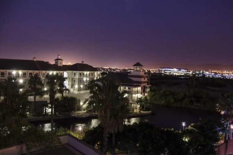 2 Bedrooms Luxury Apartment with balcony and with canal view
