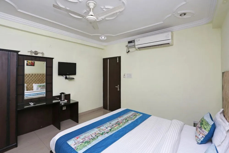 OYO 8909 Hotel Grand