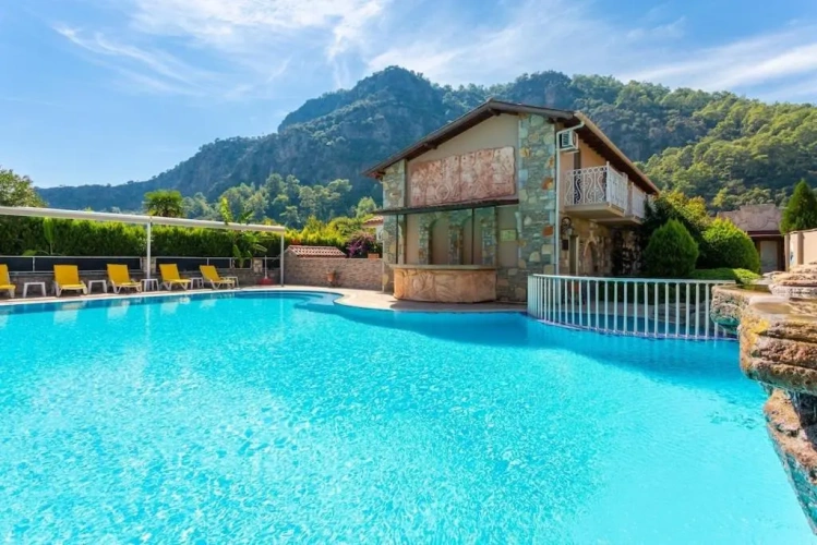 2 Bedrooms Villa