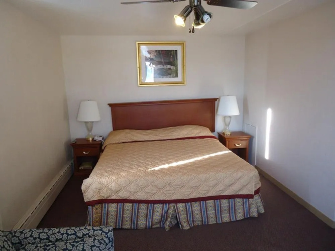 Canadiana Motel