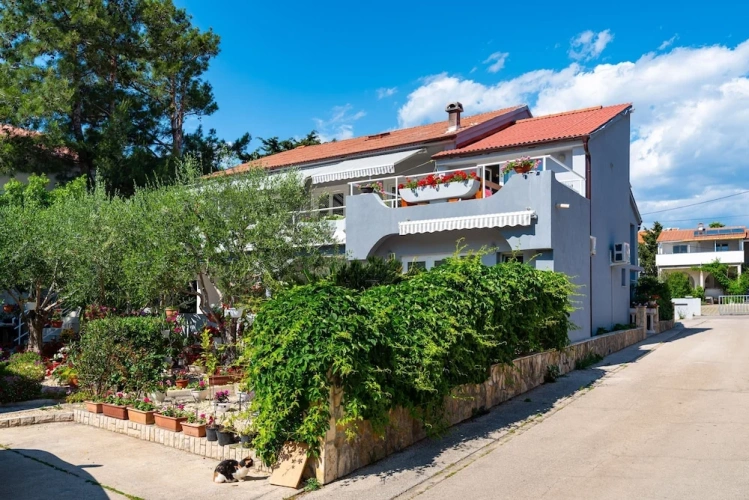 2 Bedrooms Apartment with balcony and with garden view