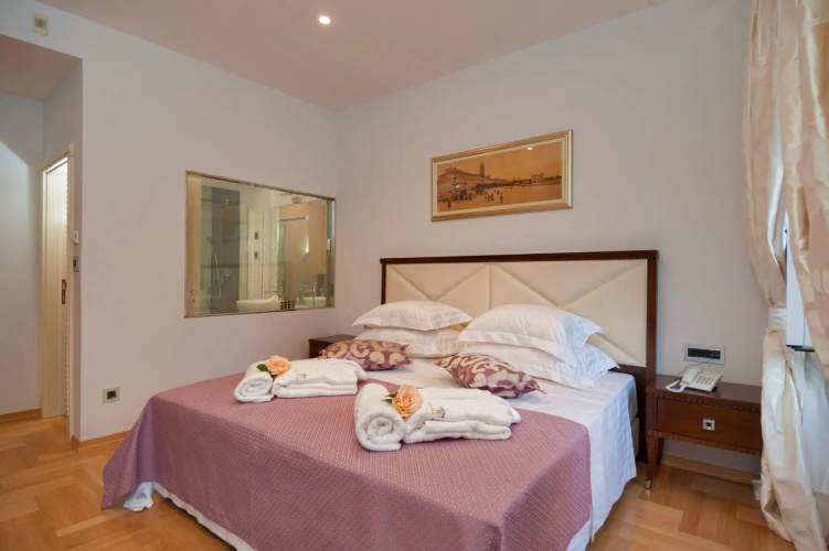 Antique Split Luxury Rooms