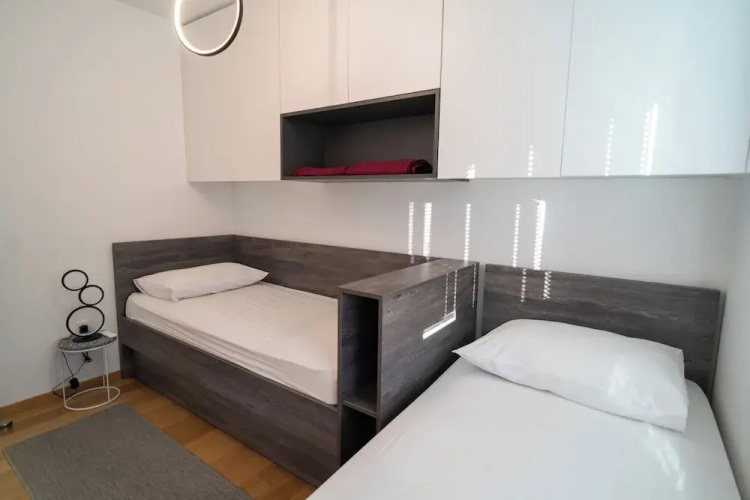 Apartment Wing 77