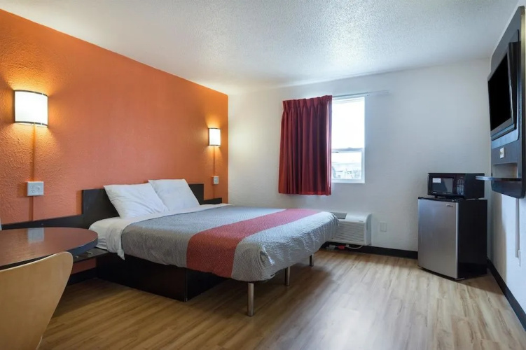 Motel 6 Lincoln, IL