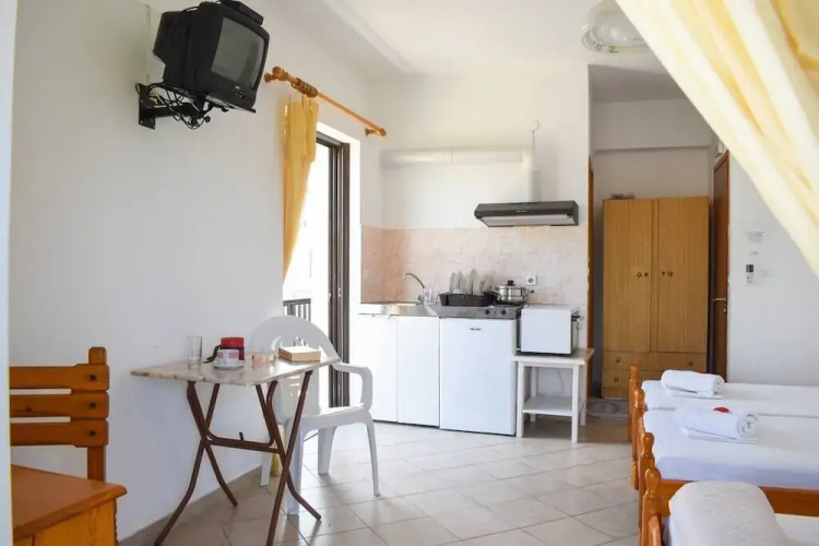 Spacious studio just 150m to the beach