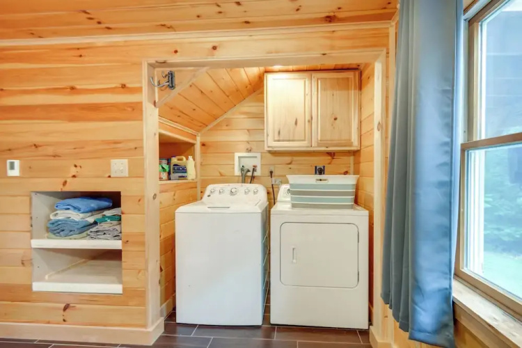 Meredith Home w/ Deck: 6 Mi to Lake Winnipesaukee!