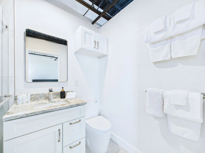 Modern Loft Near Port Beach Dining -unit 201