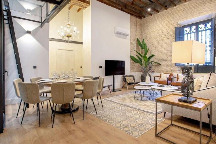 4 Bedrooms Apartment