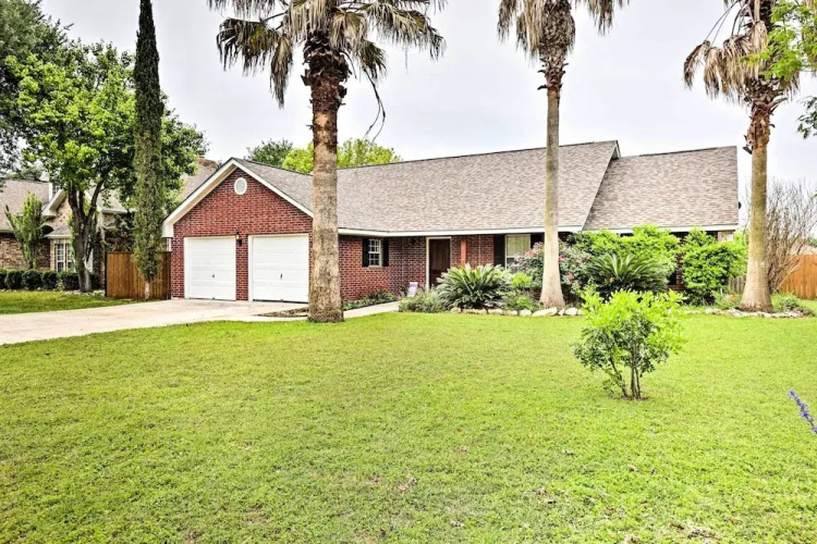 2 Mi to Lake Mcqueeny: Gem w/ Covered Patio