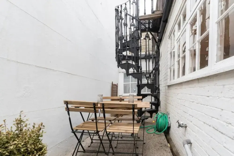 Host Stay Temple Street Townhouse
