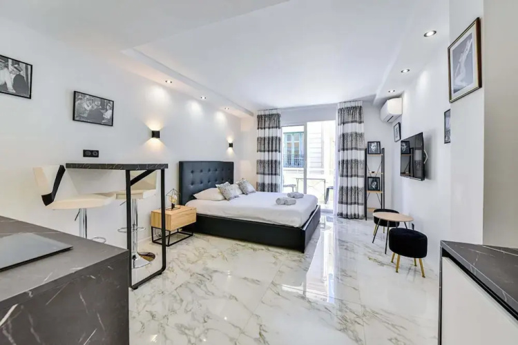 Large Studio Apartment With Terrace and sea View
