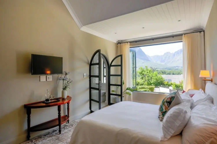 Suite with mountain view