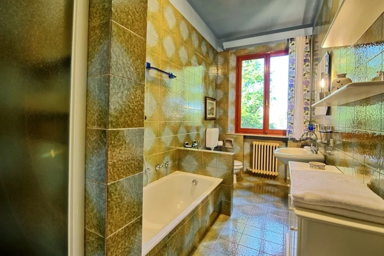 6 Bedrooms Villa