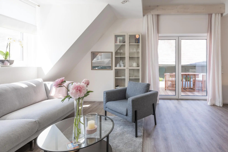 Tastefully furnished, modern and light-flooded apartment.