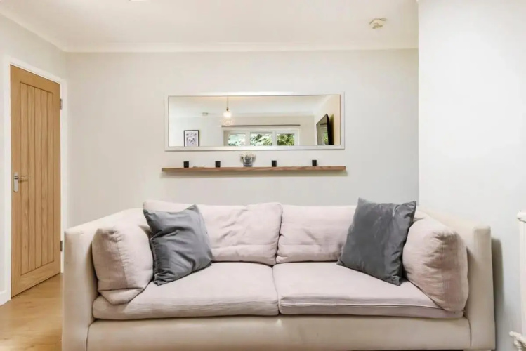One bedroom central Slough with parking