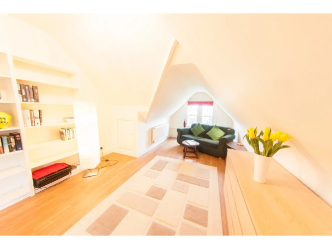 Bright, Airy 2BR Ealing Broadway Flat for 4