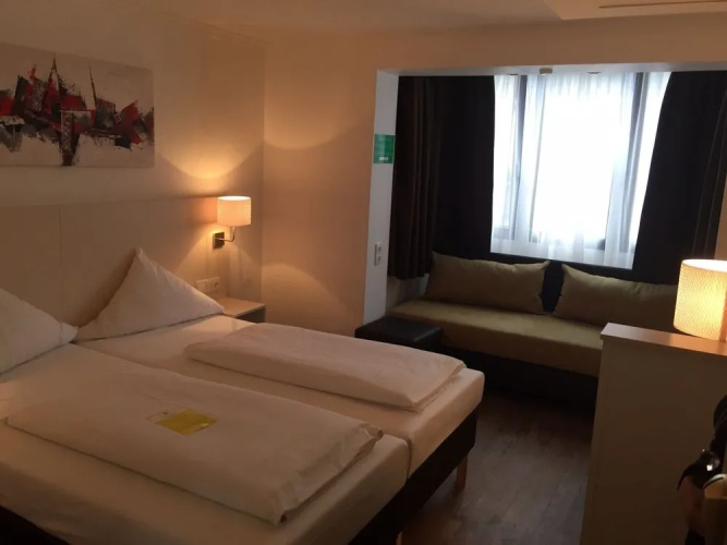 Lloyed Hotel