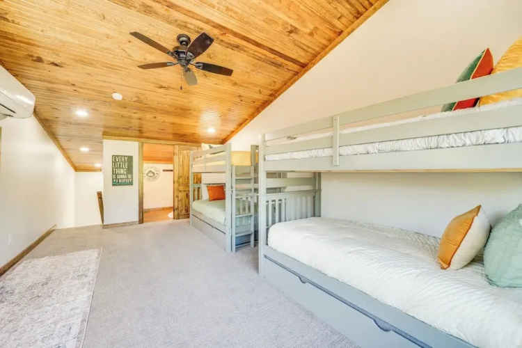 Broken Bow Cabin ~ 5 Mi to State Park w/ Hot Tub!
