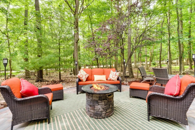Outdoor Entertainment + Hot Tub: Poconos Home!