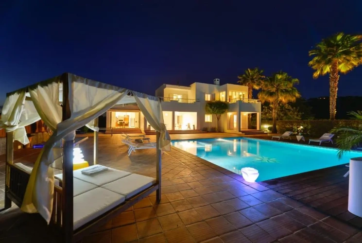 4 Bedrooms Villa