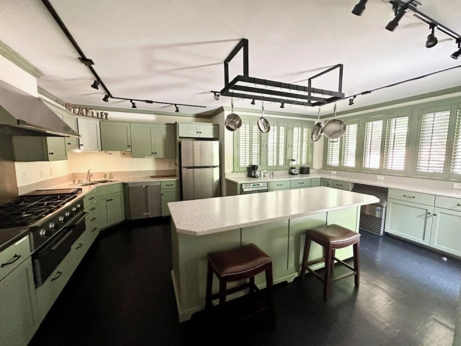 4 Bedrooms Cottage with lake view