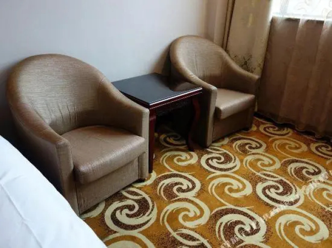 Nayesi Hotel