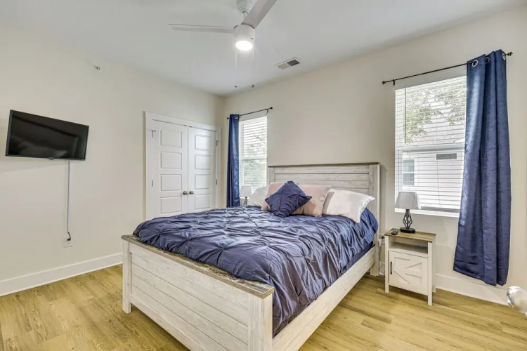 Walk to Riverfront District: Bright Wilmington Apt