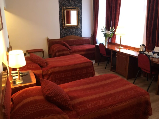 Standard Triple room