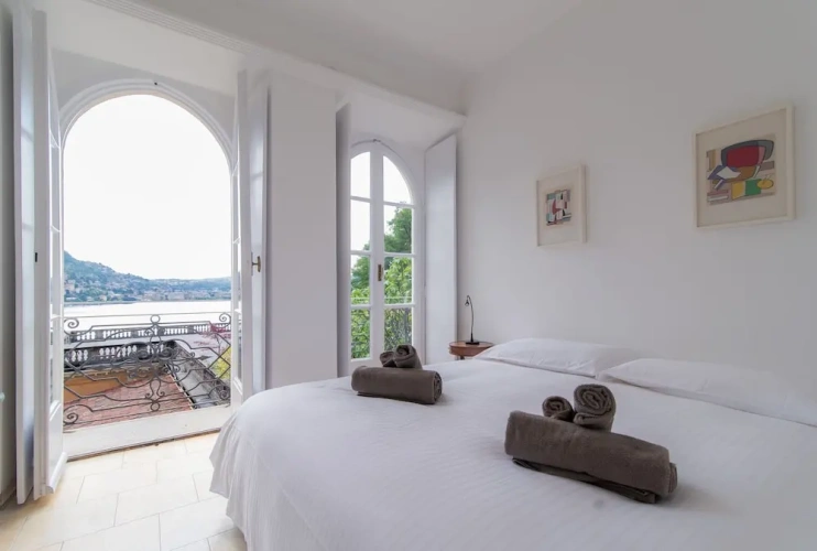 5 Bedrooms Villa with lake view