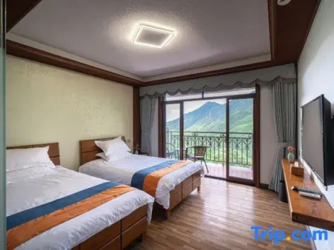 Standard Twin room with mountain view