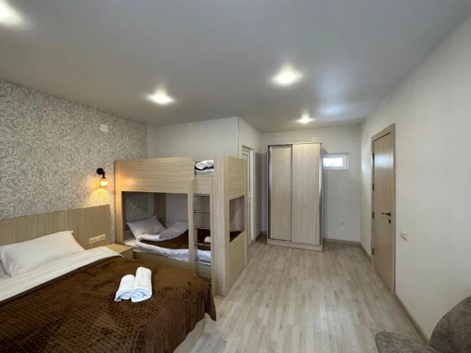 5 Bedrooms House