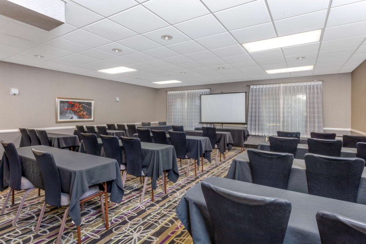 La Quinta Inn & Suites by Wyndham Clifton/Rutherford photo 16